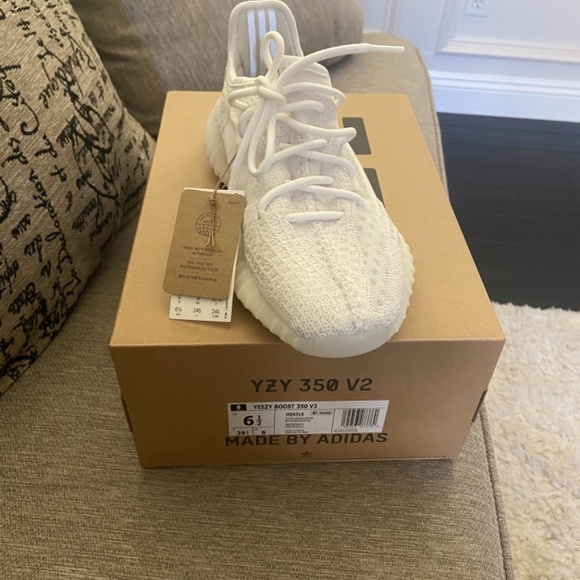 Brand new yeezy boost 350 V2 - Picture 4 of 4